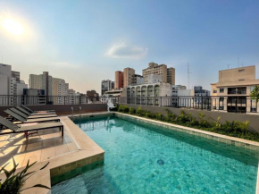 Condomínio com piscina ao lado do Parque Buenos Aires